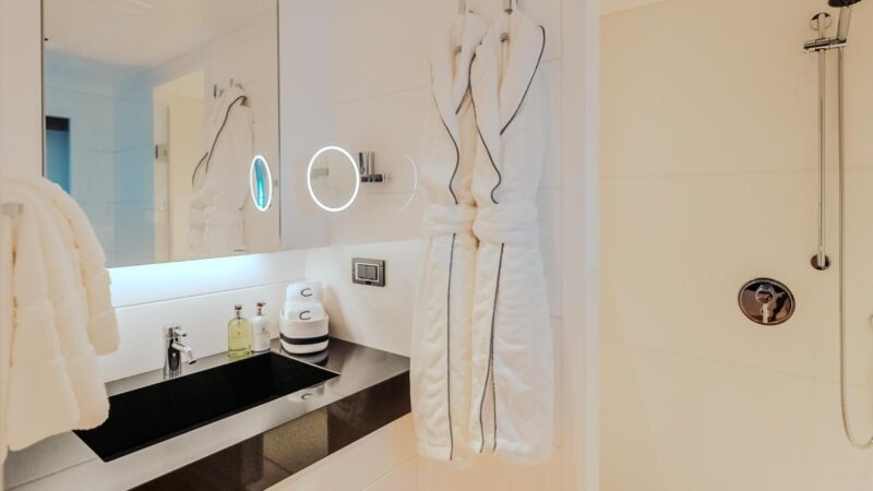 Carmen_Cabin Twin Jack Nickholson_Bathroom
