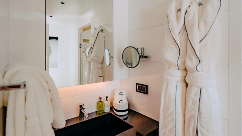 Carmen_Cabin Twin Rihanna_Bathroom