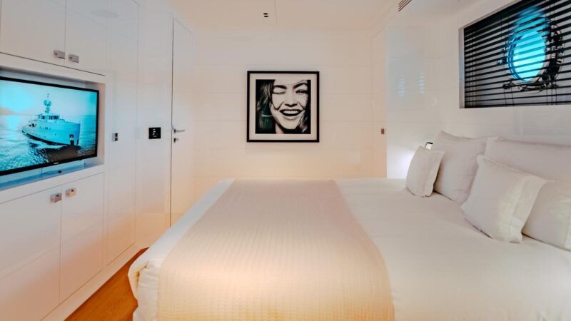 Carmen_Cabin VIP Gigi Hadid1