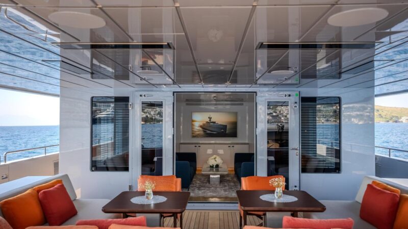 Carmen_U-shaped alfresco lounge on the aft deck1