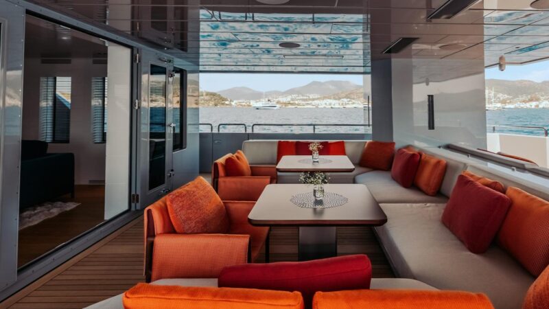 Carmen_U-shaped alfresco lounge on the aft deck2